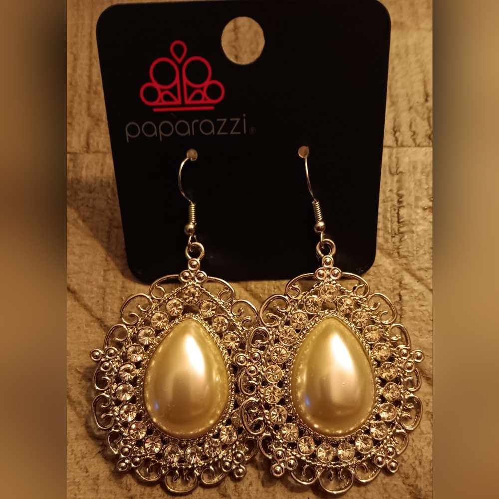 Paparazzi Elegant Gold and Cream Earrings